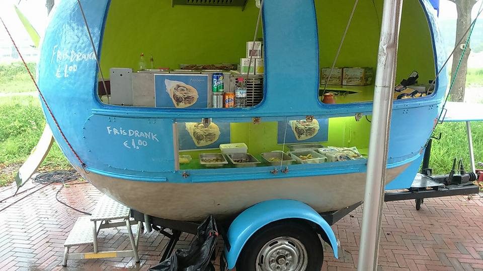 Zijkant van de foodtruck met de vitrine en verse gerechten