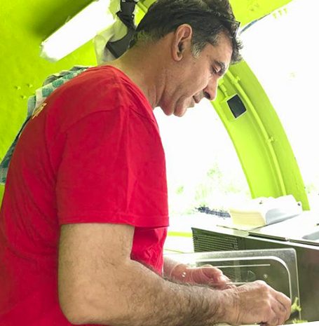Yannis aan het werk in de foodtruck
